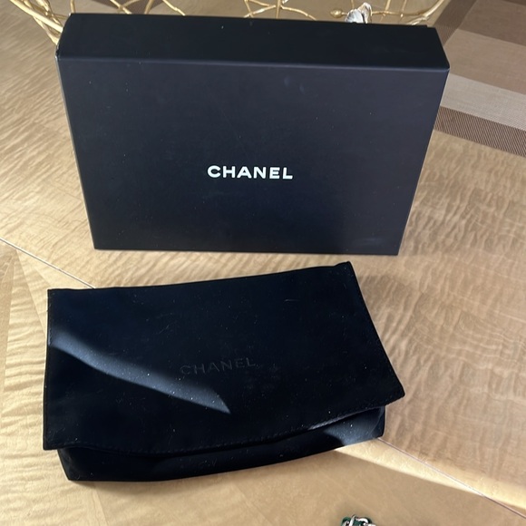 Chanel classic WOC in quilted lambskin in very good condition pouch and box - Picture 9 of 10
